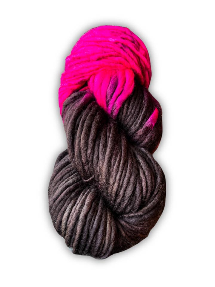 Håndfarvet garn | super voluminøst garn | håndfarvet merinould garn | indiefarvet uld | Renegade Barbie for engroshandel hos Honey and Clover Knits, LLC