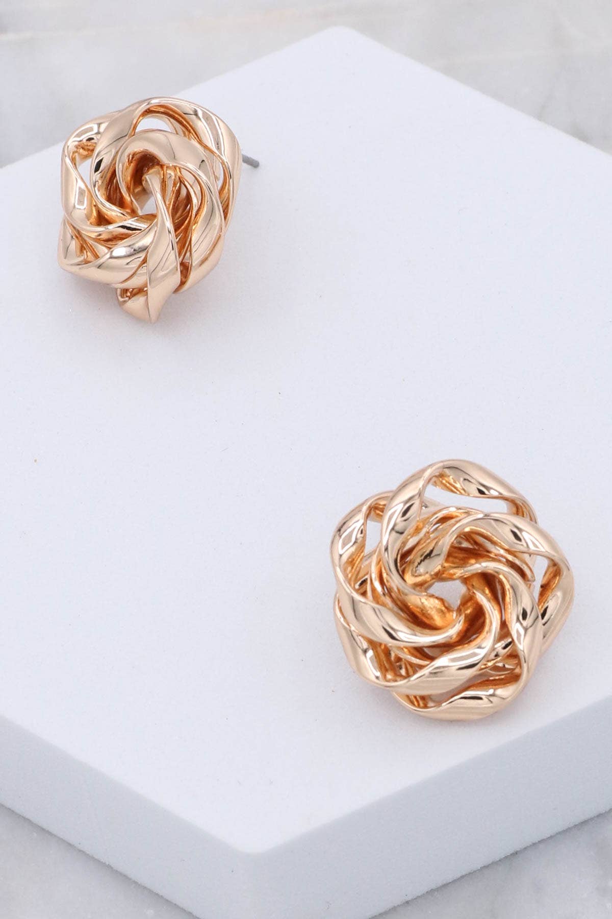 Gold Ohrringe mit gedrehtem Knoten aus poliertem Metall für den Großhandel auf Faire1