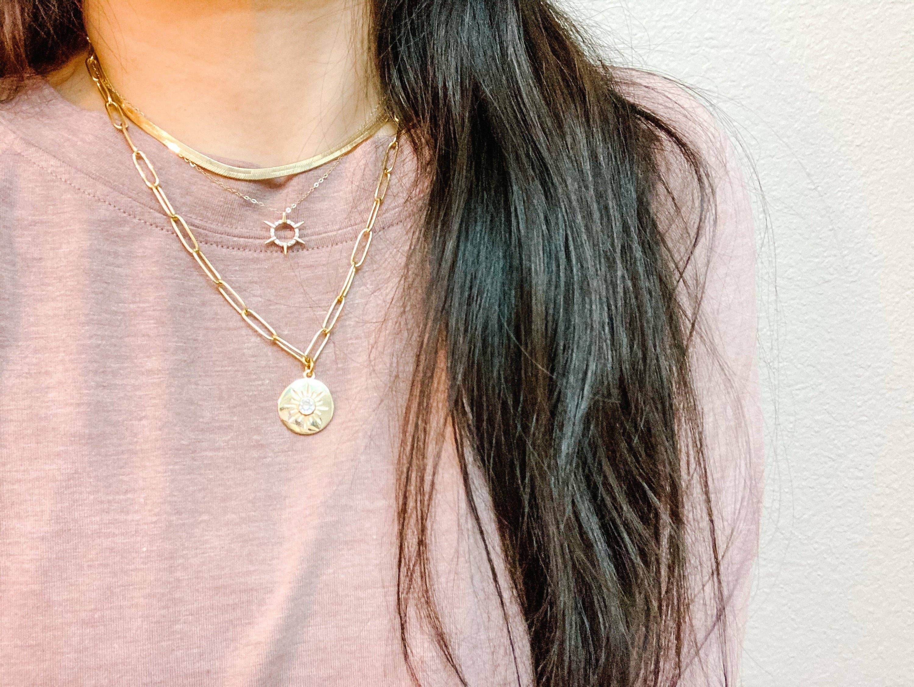 Amady Jewelry - Vente Colliers à pendentif - Collier en forme de soleil doré, trombone, chaîne en métal doré, médaillon3