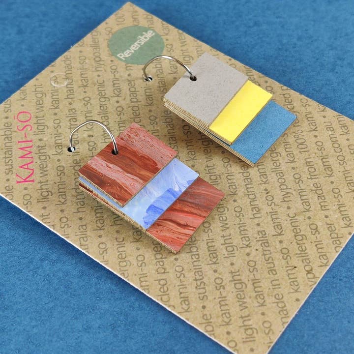 Pendientes rectangulares Reverse-A-Tile en forma de abanico de papel reciclado, mezcla terrosa y azul/gris claro, amarillo y azul para venta al por mayor de Kami-so
