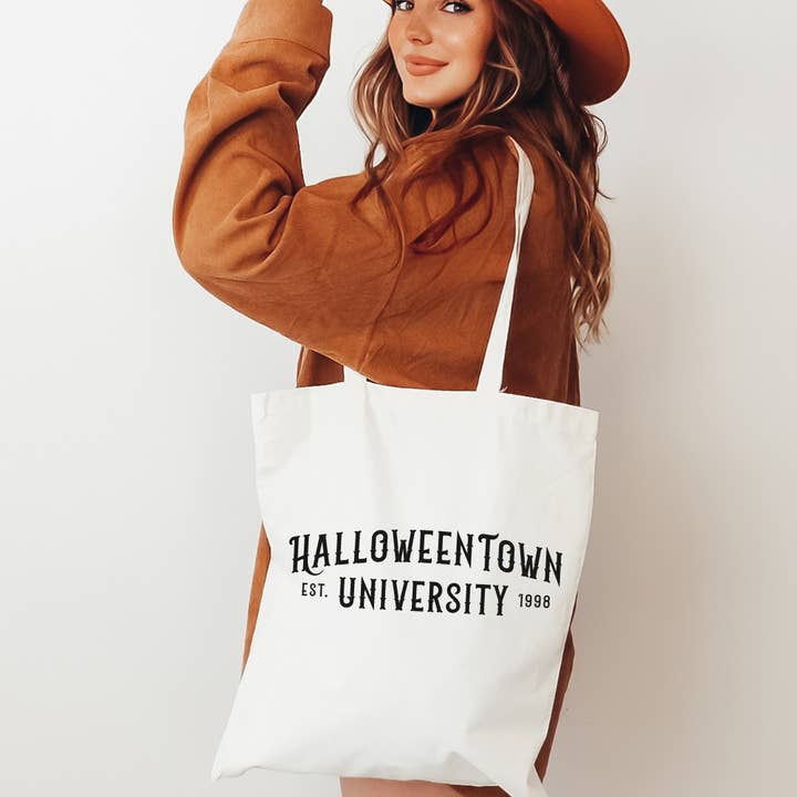 Halloweentown University draagtas (wit) voor wholesale door Solara Boutique