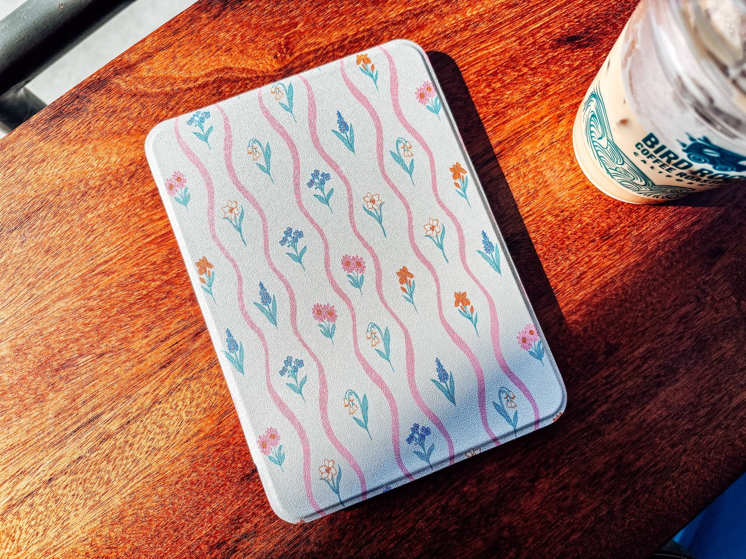 Market by Mari - Vente Couvertures de livre - Étui Kindle Floral Waves avec dos transparent