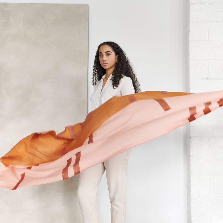 Écharpe Classique Tissée à la Main Brodée à la Main Orange Canyon pour la vente par Variously