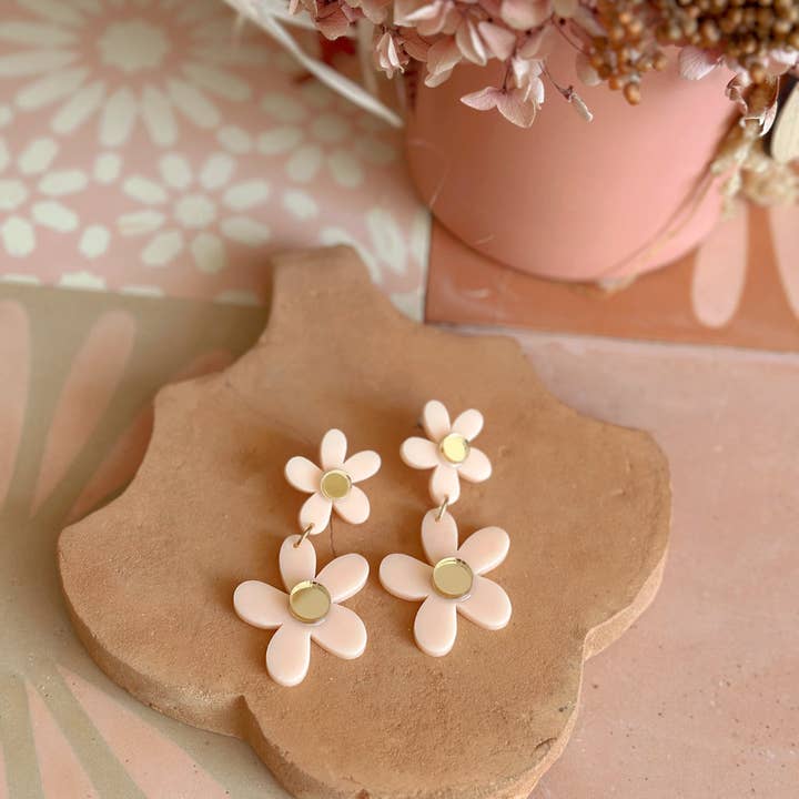 Foxie Collective – wholesale Hängande örhängen – Double Daisy Dingles | Blekrosa + Guld | GROSSISTHANDEL1