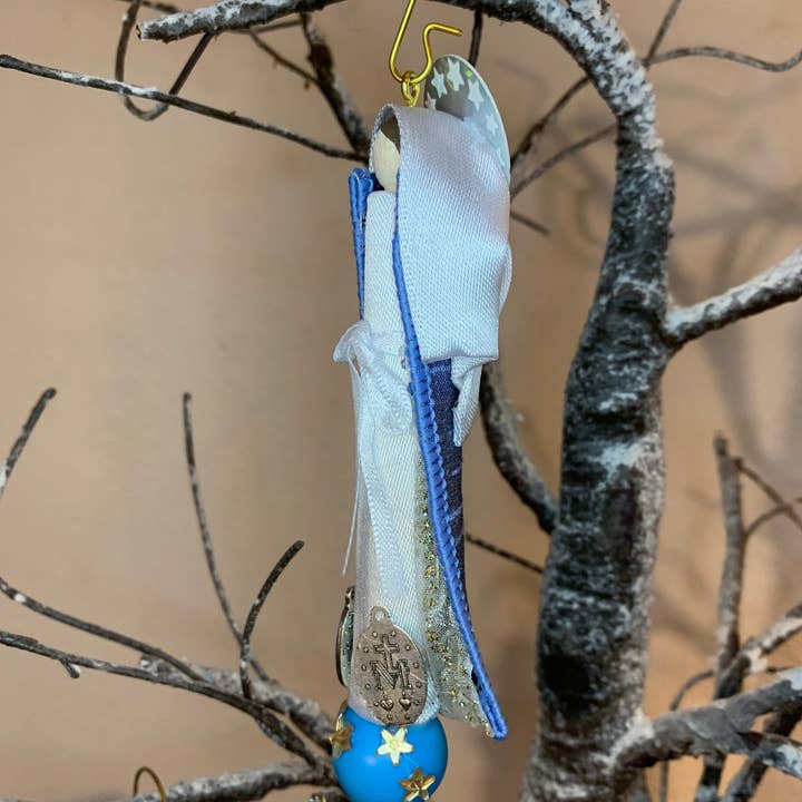 Our Saint Family – Engroshandel Pynt – Vor Frue af den mirakuløse medalje Trædukkeornament1