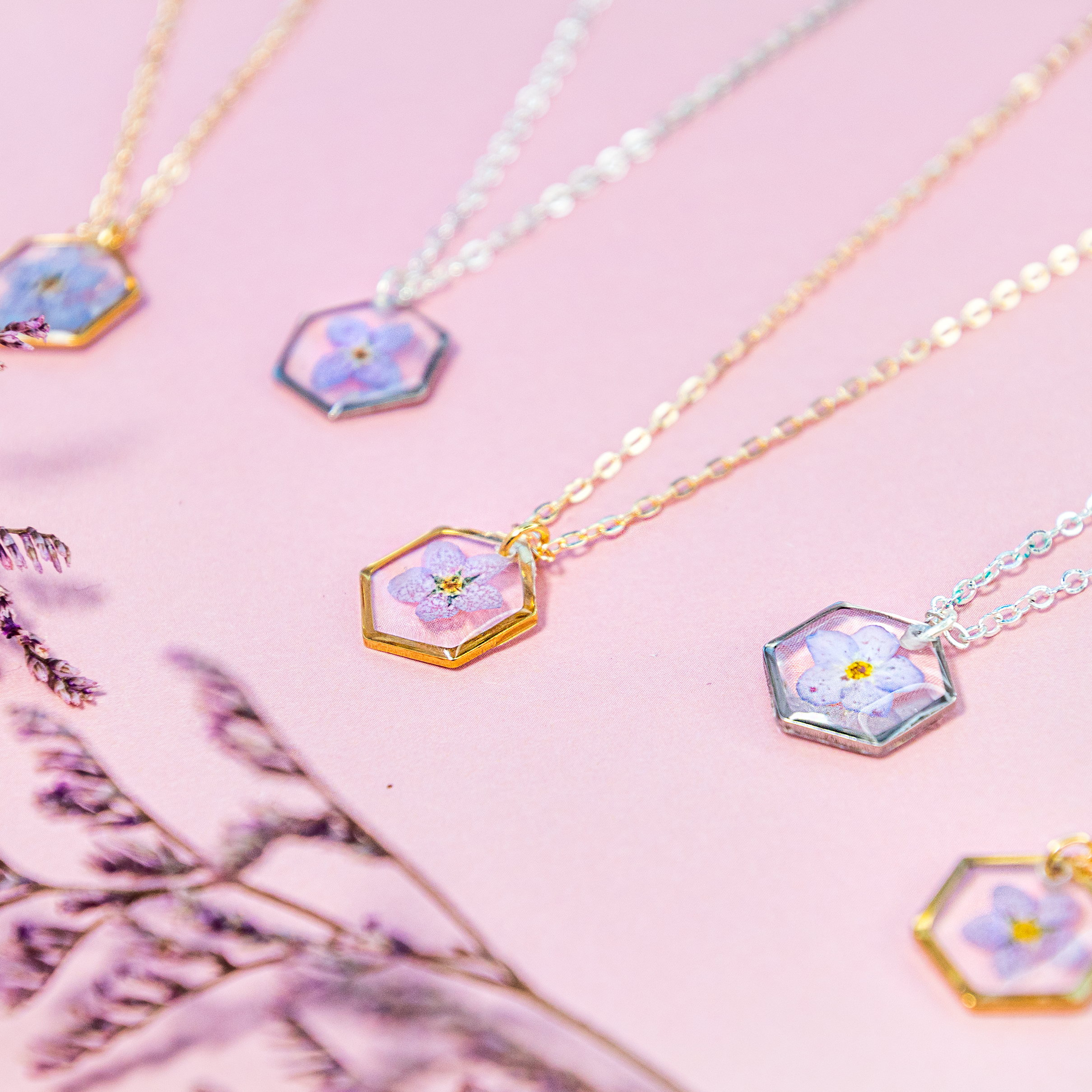 Allie and Posie – wholesale Pendant/charm necklace – ZORA Hexagon forget-me-not necklace3