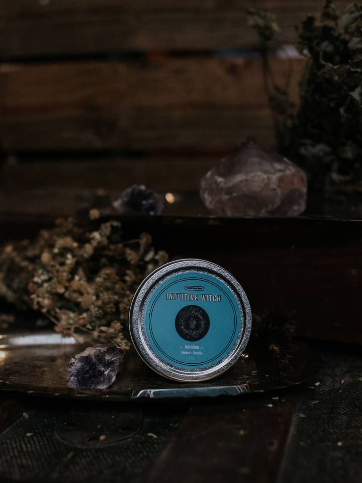 Vela de Lata de Viaje de Bruja Intuitiva | Ámbar y Vainilla para venta al por mayor de Midnight Raven Studios