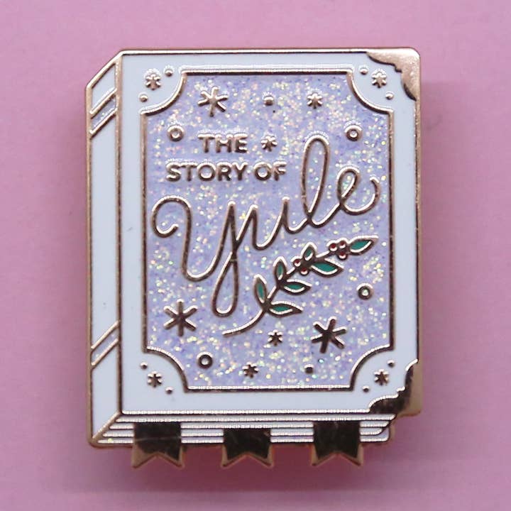 Yule Storybook Hard emaille pin voor wholesale door Ordinary Magic