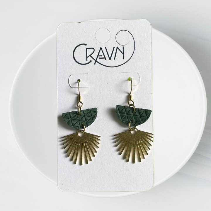 Boucles d'oreilles Sunday en cuir et laiton - Vert pour la vente par Cravn Jewelry