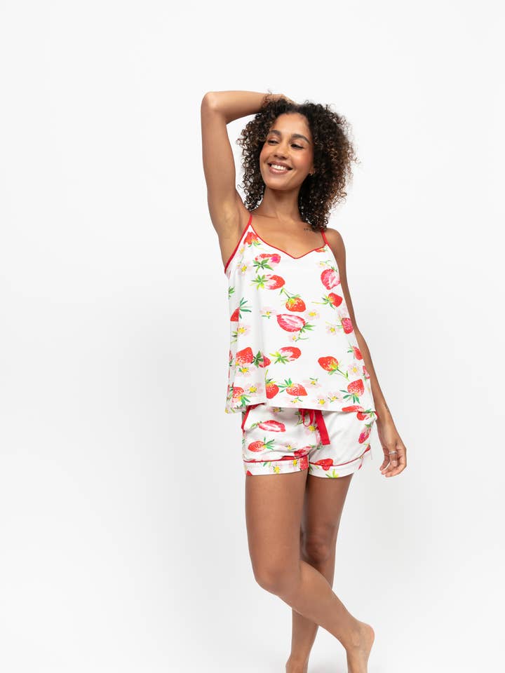 Ensemble débardeur et short en jersey imprimé fraise Pippa pour la vente par Cyberjammies