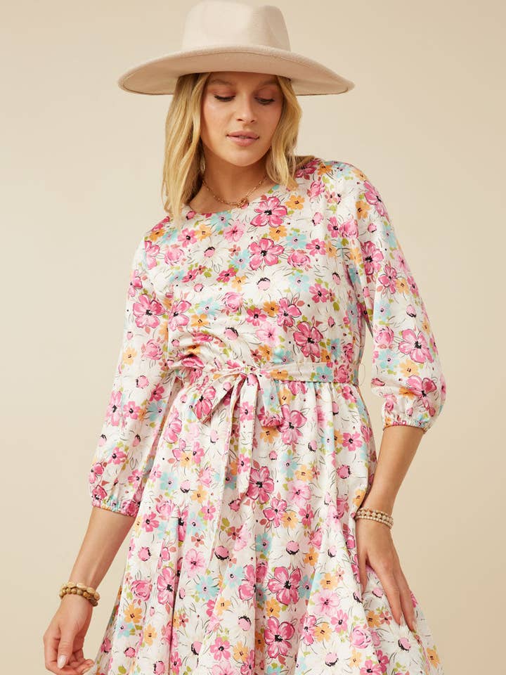 Robe évasée à manches longues en satin fleuri avec ceinture pour femmes pour la vente par Hayden LA