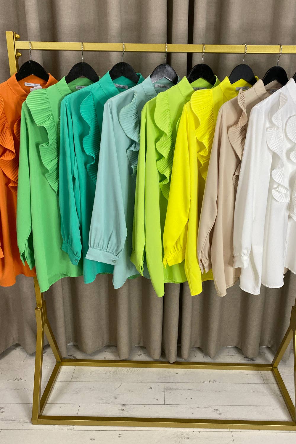 My Winners Direct – Engroshandel Skjorte med buttondown – til kvinder – Bianca Plus skjorte med flæser og lange ærmer0