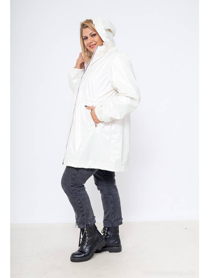 Attrait Paris - Venta al por mayor Cortavientos - Mujer - Cortavientos largo metálico con capucha y cremallera de colores Tallas grandes2