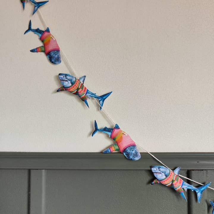 Squali che indossano maglioni ghirlanda/festone per la vendita all'ingrosso da parte di Beth Goodwin Designs