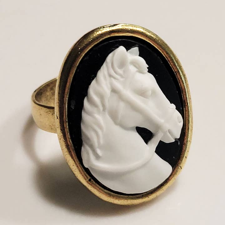 Grande bague camée en forme de cheval pour la vente par Fizz