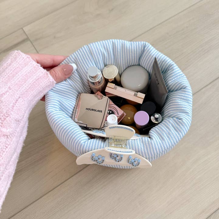 Beyond Scrunchies - Vendita all'ingrosso Borsa per trucchi/cosmetici - GRANDE ORGANIZZATORE A SECCHIO CON PUFF - STRISCE BLU2