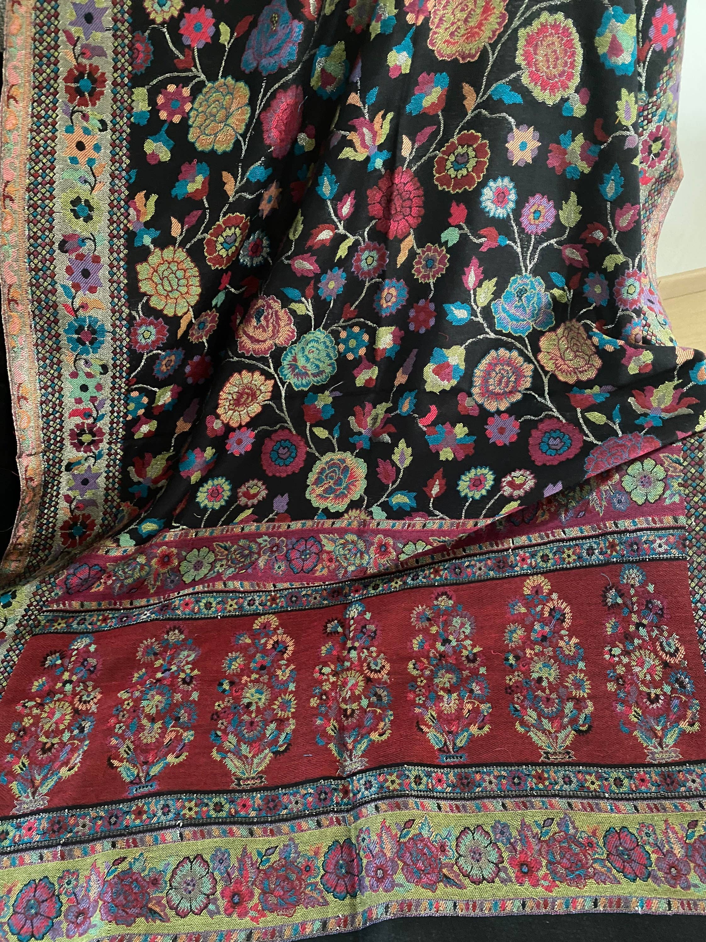 AmicaStyleStudio - Wholesale Scarf - Women's - Black Handmade warm /soft /light Weight multicoloured Kanni3