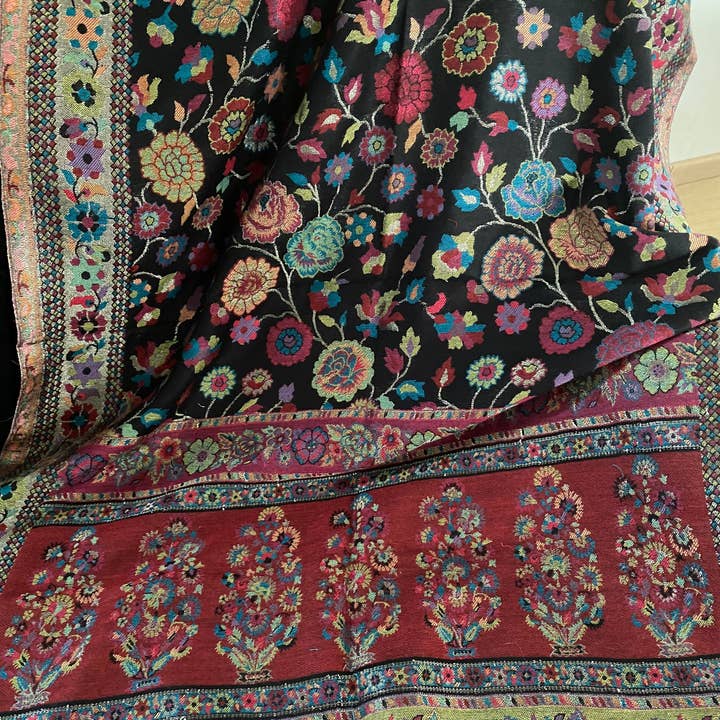 AmicaStyleStudio - Wholesale Scarf - Women's - Black Handmade warm /soft /light Weight multicoloured Kanni3