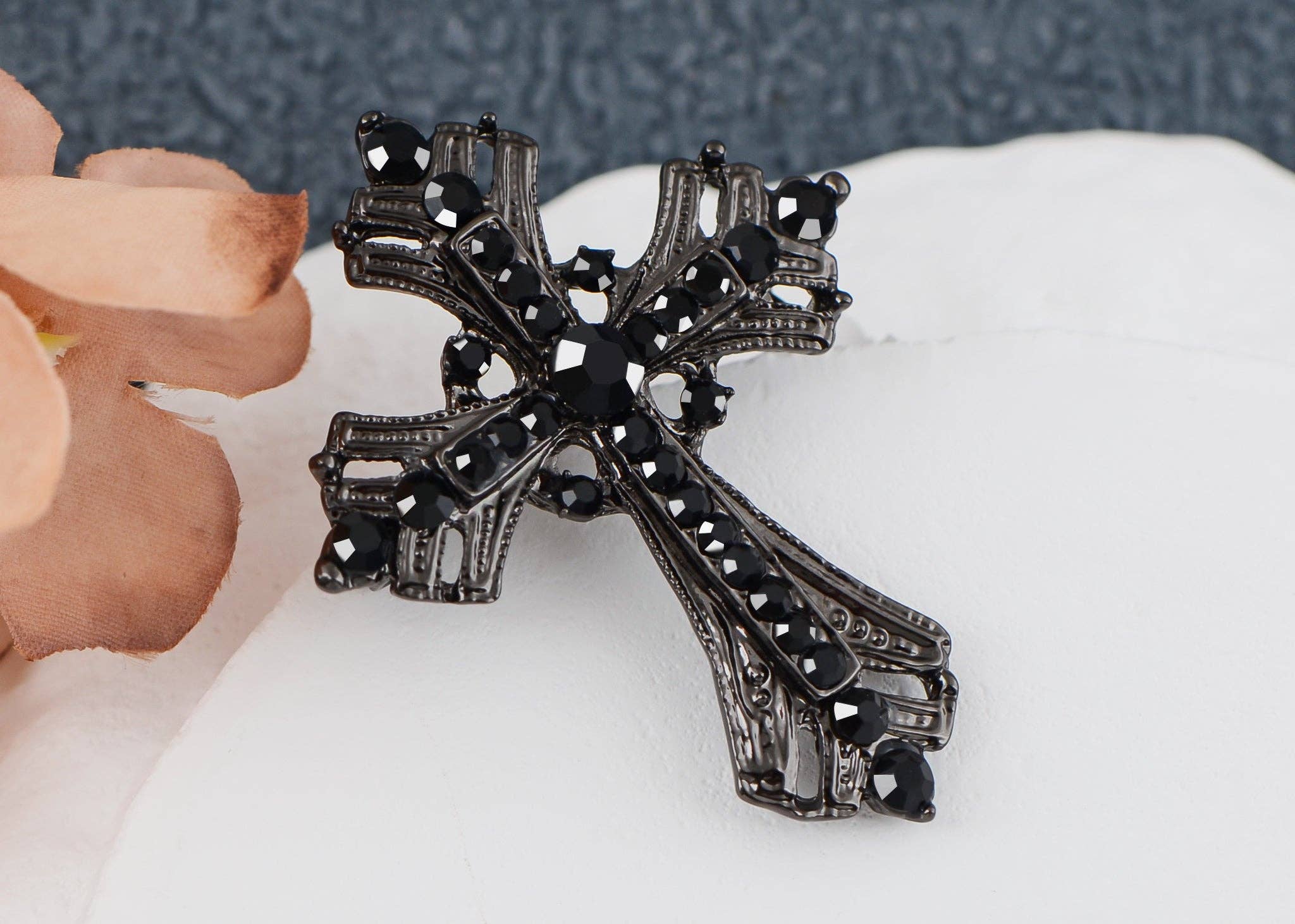 AK Brand - Vendita all'ingrosso Spille - Spilla a forma di croce religiosa argentata con strass56