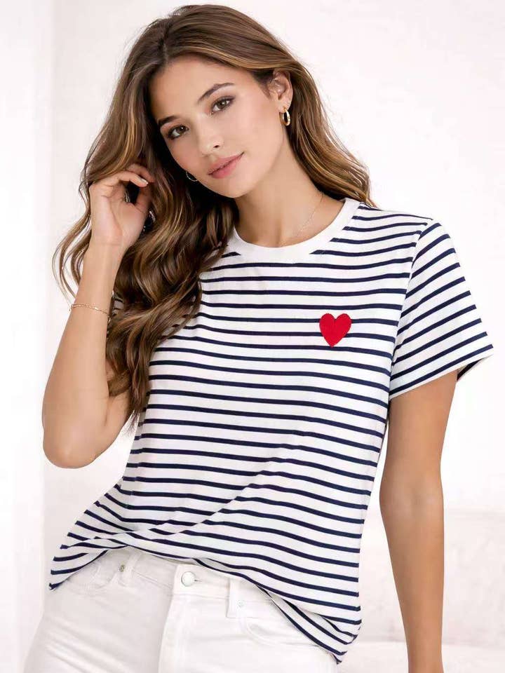 Marinrandig t-shirt med rött broderat hjärta 22397 för wholesale av L.STEVEN