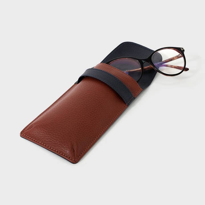 Custodia per occhiali pieghevole in pelle martellata - Navy/Tan per la vendita all'ingrosso da parte di Acorn and Hide