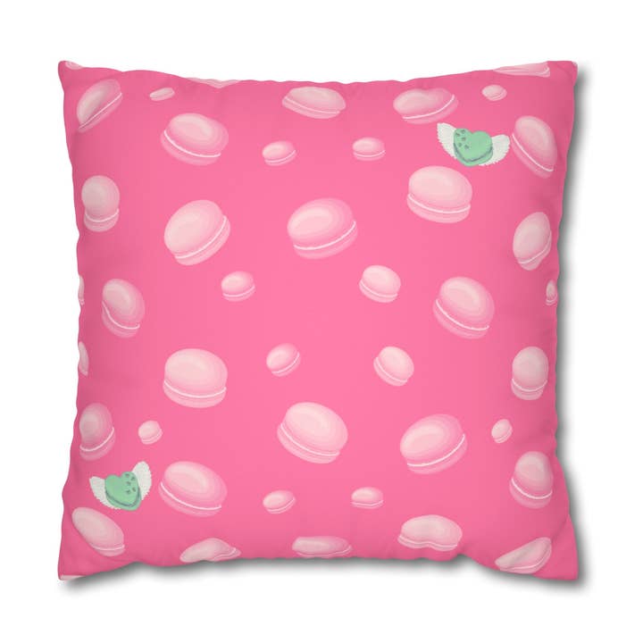 Alles wat je nodig hebt is liefde en macarons in roze vierkante kussensloop van imitatiesuède voor wholesale door Once Upon a Find Couture