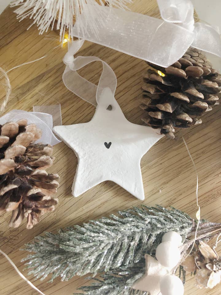 Stella in argilla con piccolo cuore e nastro per la vendita all'ingrosso da parte di Pretty Liittle Things