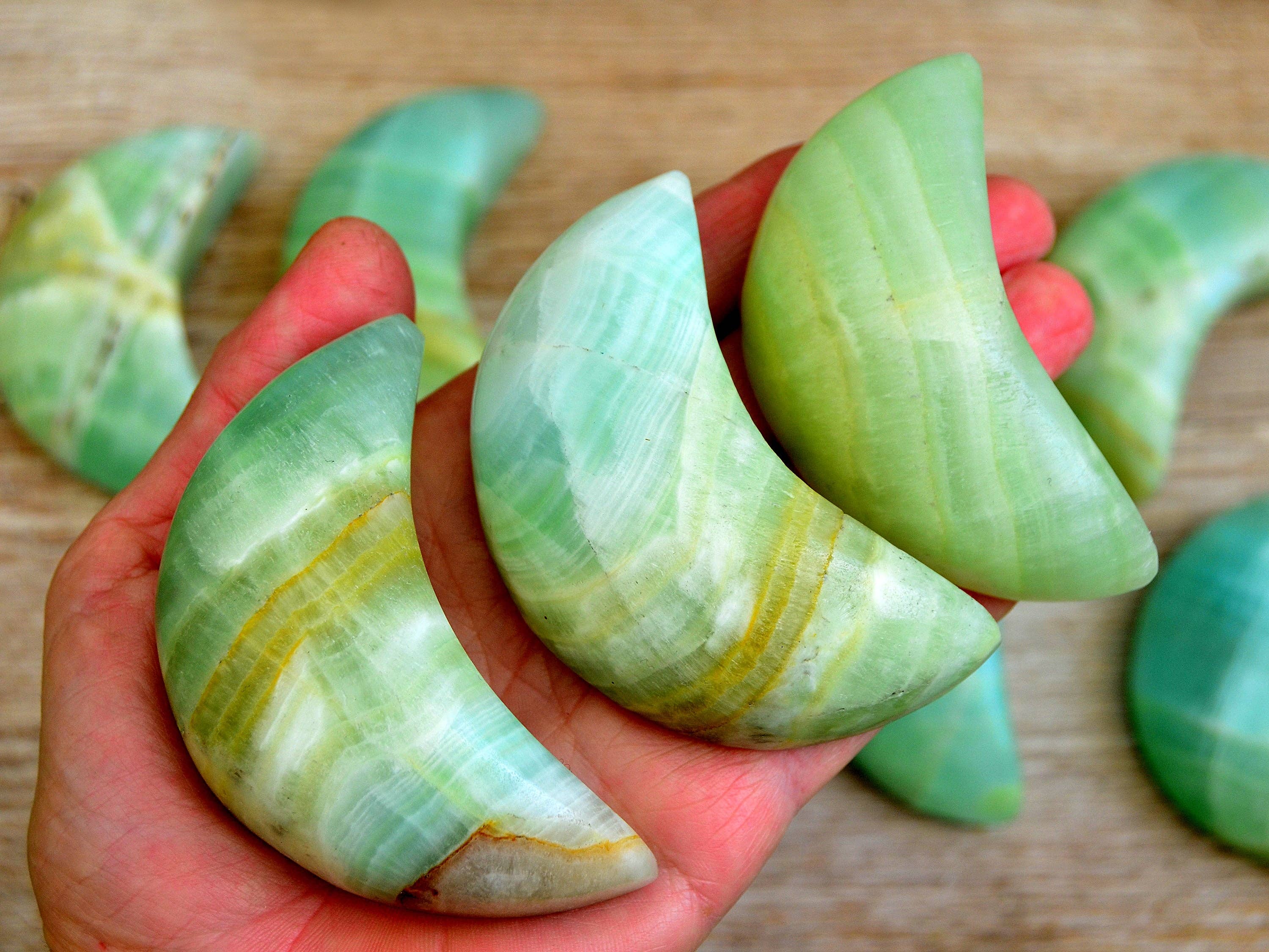 Kaia & Crystals – Großhandel Spiritueller Stein/Kristall – Mondförmiger Pistazien-Calcit (70 mm - 75 mm)6