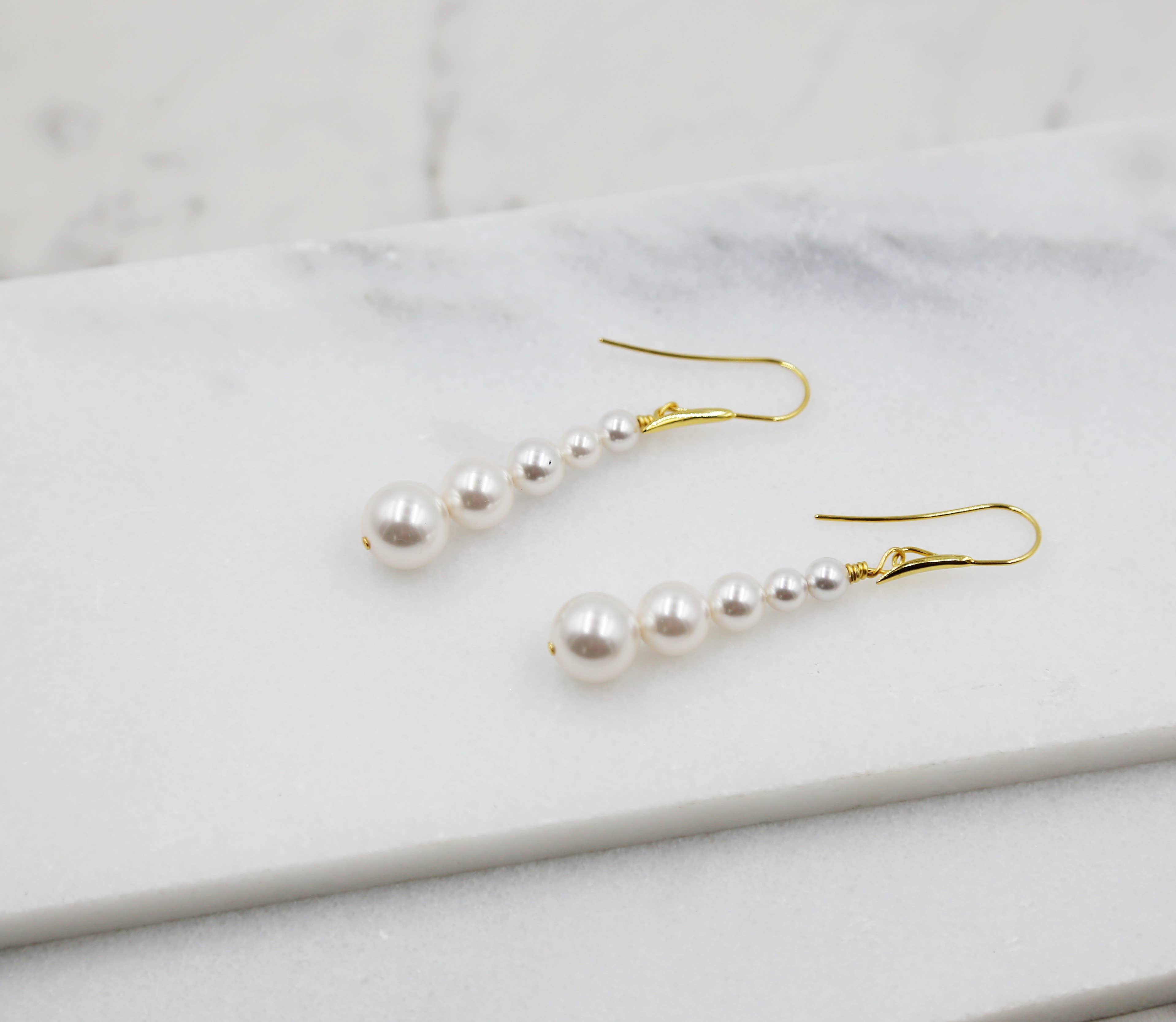 Acute Designs – wholesale Hängande örhängen – Långa Pearl Guld Örhängen, dingla, pinne, swarovski pärlor