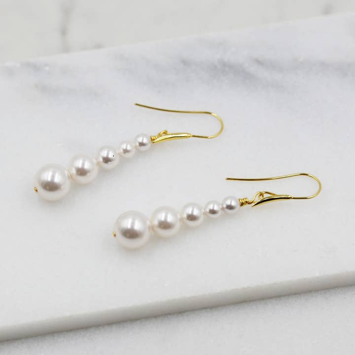 Orecchini lunghi con perle d'oro, pendenti, bastone, perle swarovski per la vendita all'ingrosso da parte di Acute Designs