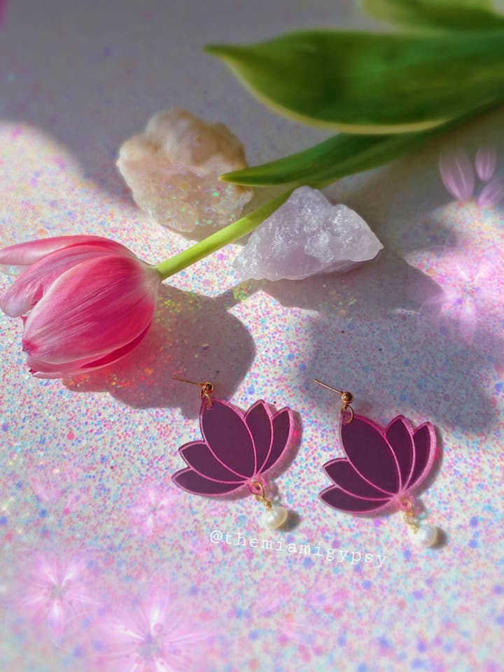 Boucles d'oreilles Lotus acrylique pour la vente par Cosmic lovely