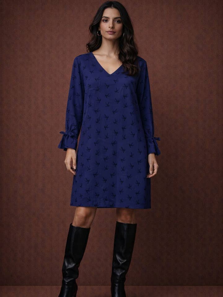 Flytande A-linjeformad klänning med knutna ärmar BLÅ för wholesale av You Udress