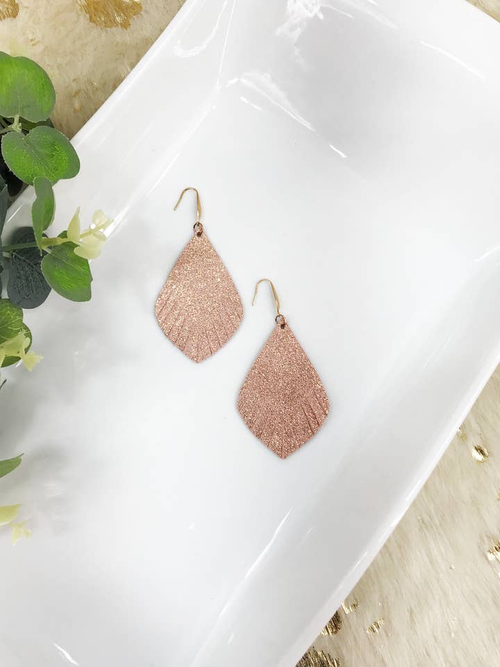 Rosaguld Læderøreringe - E19-1234 for engroshandel hos Magnolia & Peach Jewelry Boutique, LLC