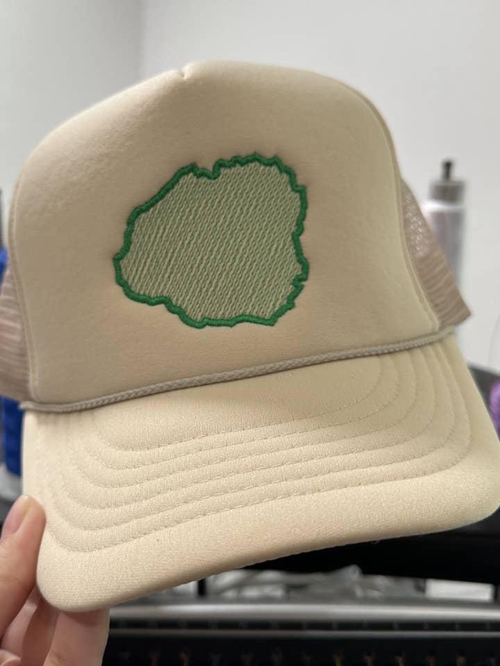 Casquette Trucker en Mousse Kaua'i Hawaii avec Contour de Kauai pour la vente par HI Family