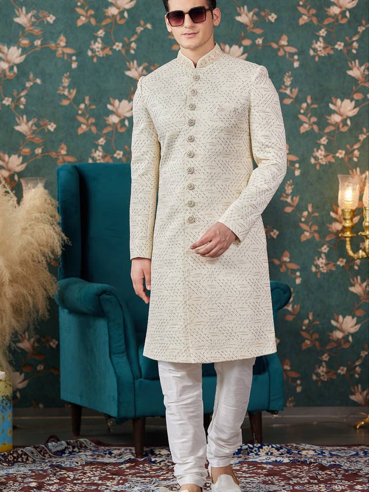 Cremefarbener Art-Seide traditioneller Sherwani langer Kurta & Chudidar für Herren zur Hochzeit - Stickereiarbeit für den Großhandel von HATKE BRIDE