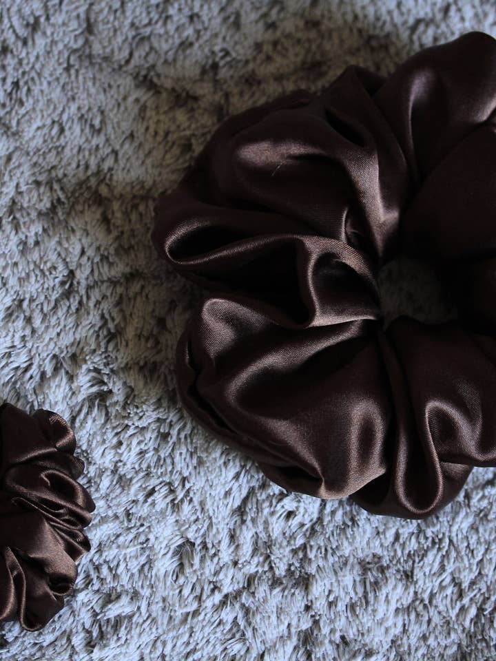 Fascia per capelli marrone satinata standard - CLEMENCE per la vendita all'ingrosso da parte di Esmée AccessoriesNco