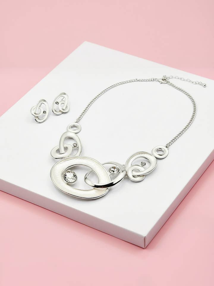 Set di collana e orecchini astratti ovali in cristallo per la vendita all'ingrosso da parte di Arya Jewellery Wholesale