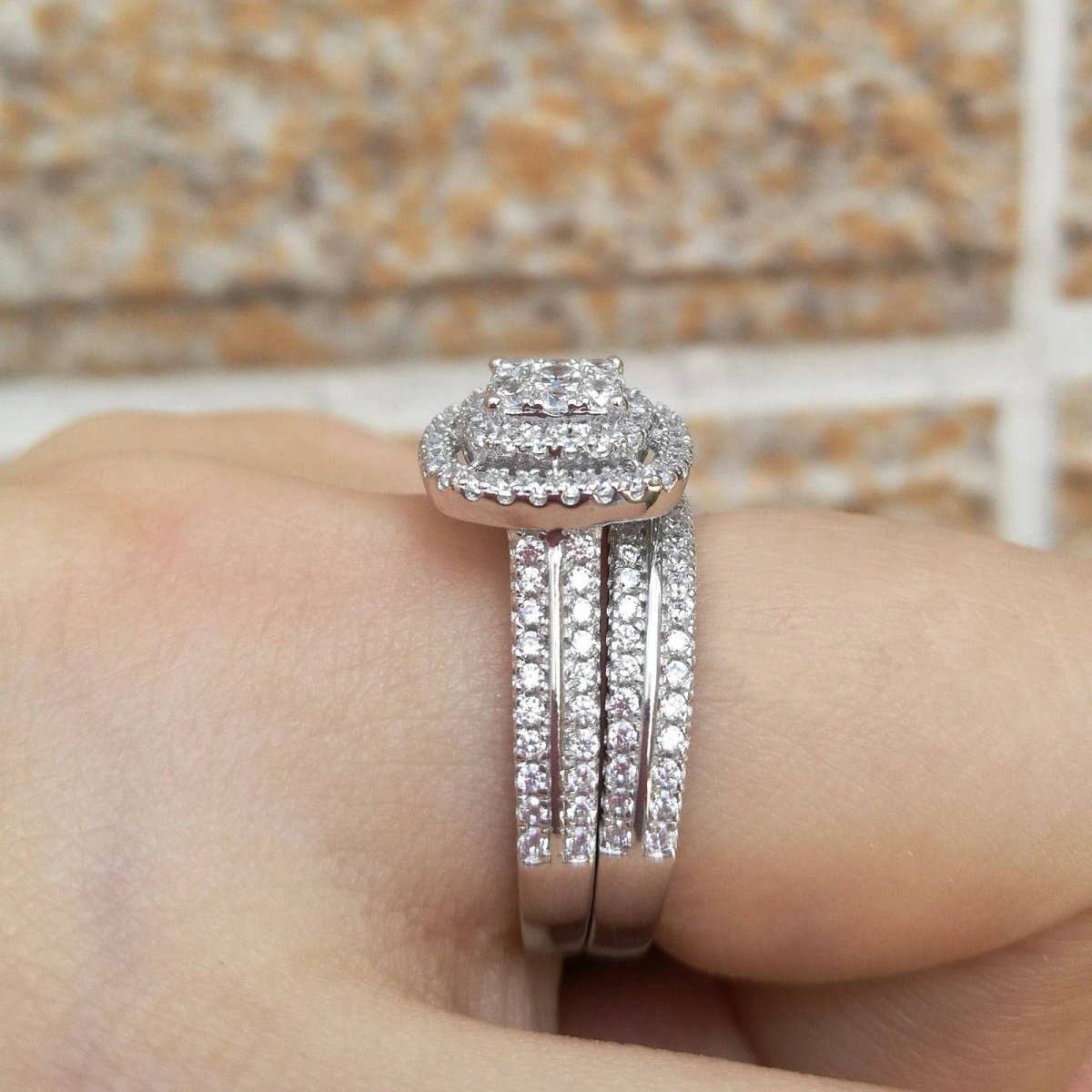 React Activewear – wholesale Förlovningsring – 1,6 ct rundslipad konfliktfri simulerad diamant ring set i sterlingsilver2