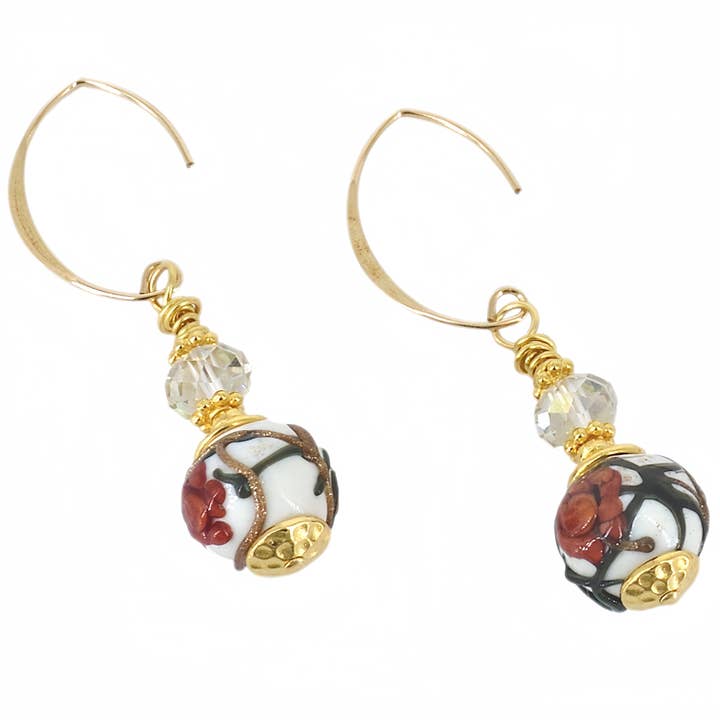 Boucles d'oreilles pendantes en verre de Murano à perles rondes florales rouges avec cristal autrichien sur des fils de boucles d'oreilles remplis d'or pour la vente par Viktoria Simonë