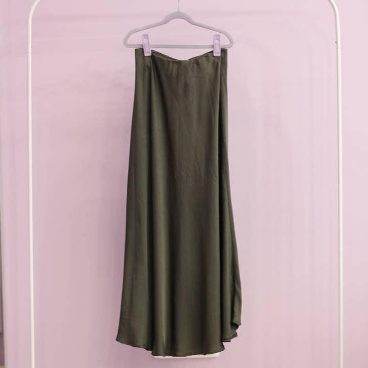 Rock Maxi "Shiny Khaki" für den Großhandel von Bazaar Noir UG