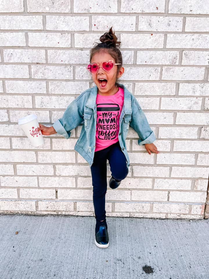 Mi mamá necesita un café | Camiseta estampada para niña para venta al por mayor de Bizzy's Wholesale