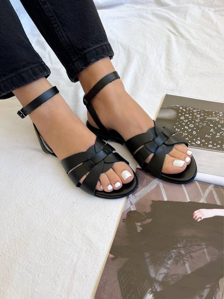 Sandali in pelle nera fatti a mano, sandali greci da donna per la vendita all'ingrosso da parte di Christina Christi