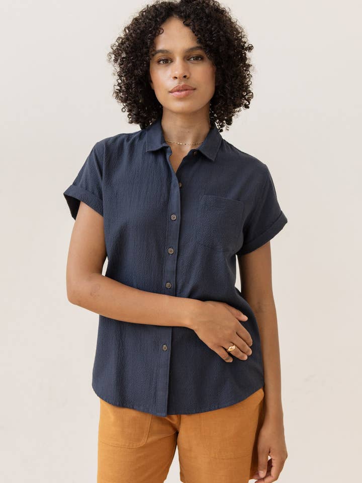 Chemise Bea / Seersucker Marine pour la vente par Bridge & Burn