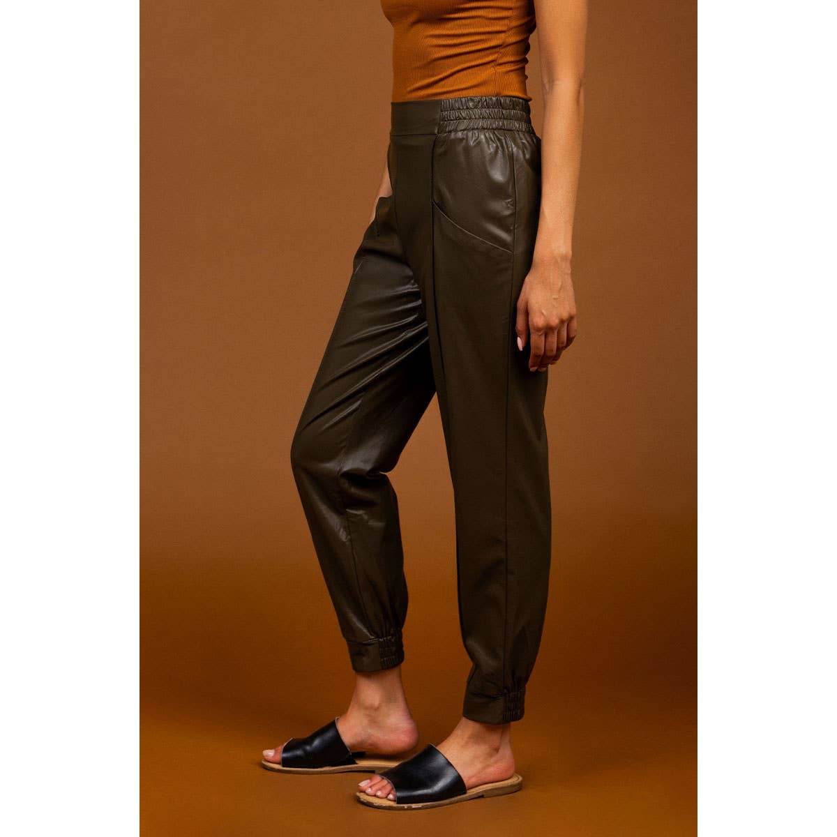 Naked Zebra - Vendita all'ingrosso Pantalone - Donna - Pantaloni da jogging in pelle vegana con elastico in vita10