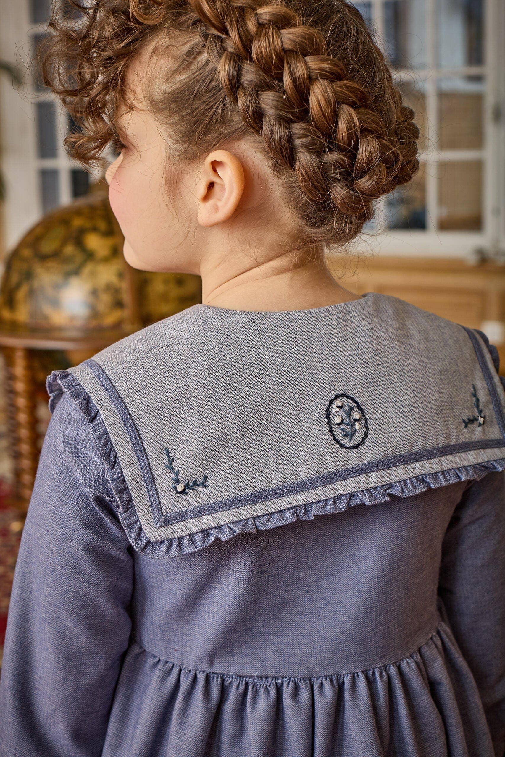 Kidiwi handmade - Wholesale Jurk - Kinderen - Paola, geborduurde jurk met blauwe denim chevrons1