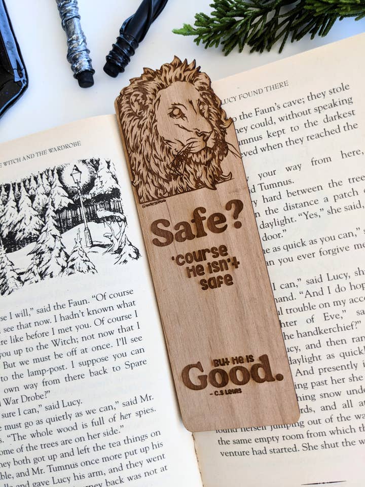 Est-ce que Aslan est sûr ? - Marque-page en bois inspiré de Narnia pour la vente par Emberglow Gaming