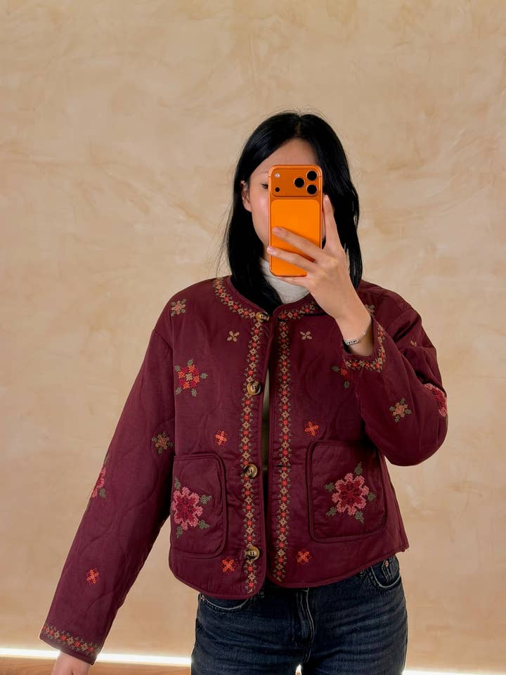 Steppjacke mit langen Ärmeln Florale Stickereien W52059 für den Großhandel von Joyna