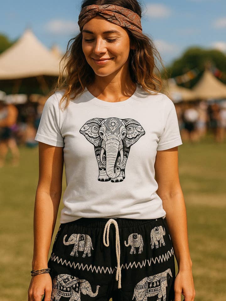 T-shirt en coton pour femmes avec imprimé éléphant Bohotusk S - 2XL (UK 8 - 18) - disponible en 7 tailles. pour la vente par Bohotusk