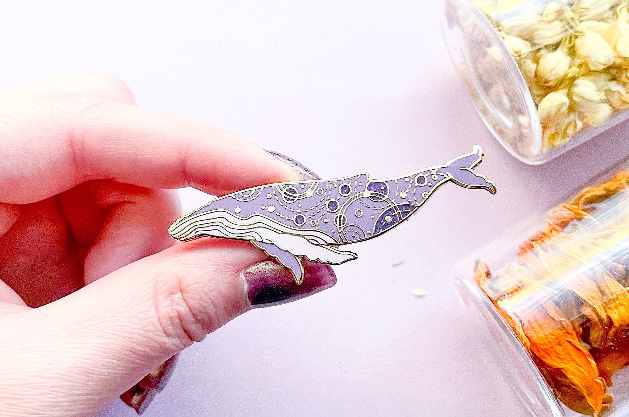 Alum and Ink - Wholesale Reversspeld/knoop - Orbitale bultrug (zeesirene) speld2