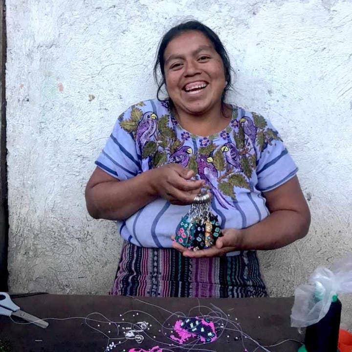 Lumily - Vente Porte-clés – femme - Porte-clés fait main en perles de rocaille "Cochon Volant" - Guatemala9